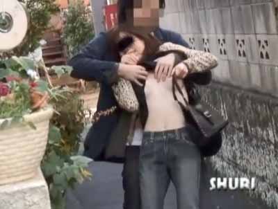 家を出てすぐに痴漢に会いデカいおっぱいを出されている女子