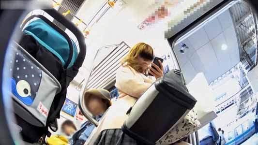 電車内でスマホを見ているJKの顔撮り