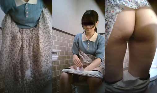 ヒラヒラロングスカートの女子のトイレ姿