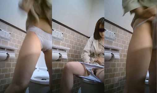 薄い紫色のパンツを穿いた女子のトイレ姿を覗き見