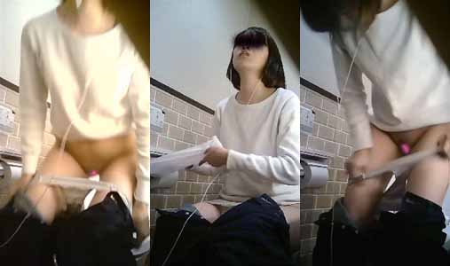 イヤホンしながらトイレをするパイパン女子