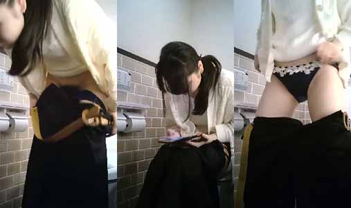 トイレ中にスマホを見ている女子