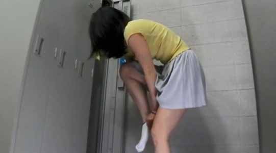ヒラヒラミニスカの女子がソックスを履いてます