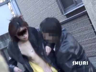 オトコにおっぱいを出されている女子