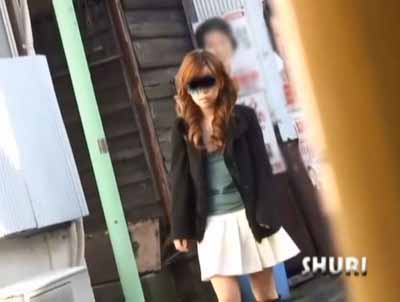 スリムで可愛らしい女子が歩いてます