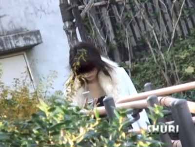 キレイ可愛い女子が公園のベンチに座ってます