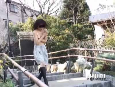 上半身ハダカで胸を隠しながら持っていかれた服の元へ走ります