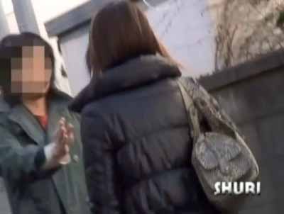 すれ違いざまに女子の胸元に手を伸ばしてているオトコ