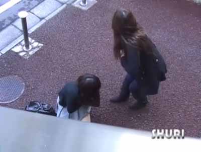 おっぱい出された二人の女子