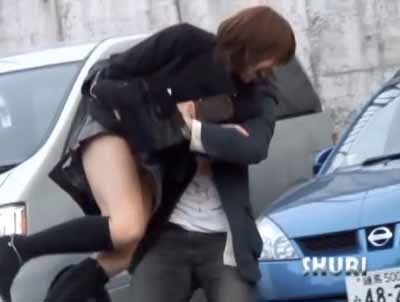 オトコに抱えられ車の影に連れ込まれるミニスカブーツ女子