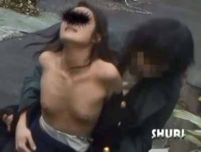 道端でほぼ上半身ハダカ状態にされている女子