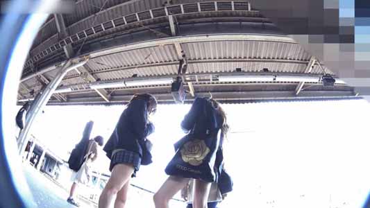 駅のホームで電車待ちをしているミニスカJK二人