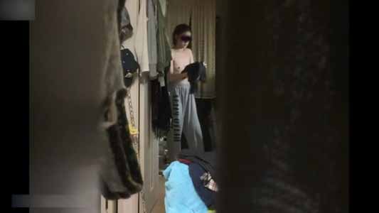 おっぱい小さい女子も部屋の中を盗撮されてます