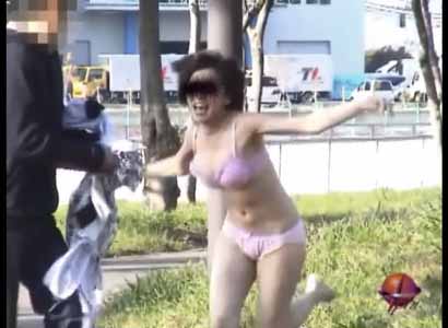 ワンピースを剥ぎ取られた女子