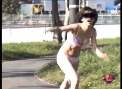 デカいおっぱいを揺らしてチクチラしながら下着姿でオトコを追いかけてます