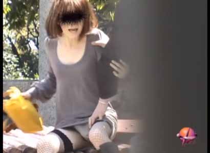 突然襲撃されパンチラしながら驚いている女子