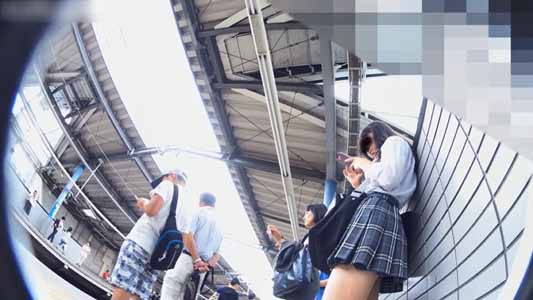電車待ちJKの顔を横から撮ってます