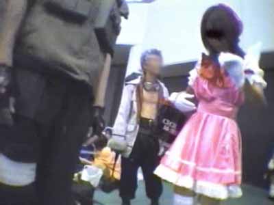 ピンクのコス衣装を着た女子の顔を撮ってます