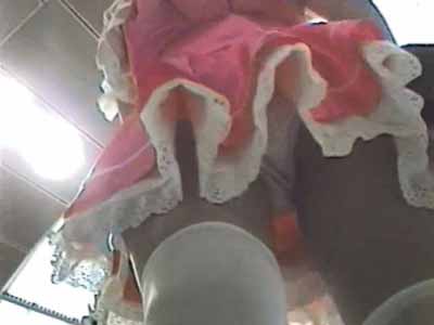 顔撮のあとは下から見上げておパンツ盗撮