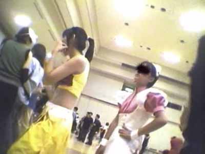 立っているコスプレ女子の顔を撮ってます