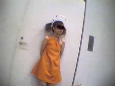 天使の輪をつけたコス衣装の女子