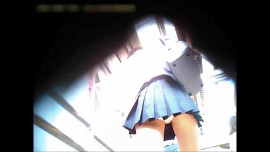 上り階段で白パンツJK