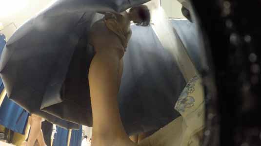 パンツ一枚で着替え中です