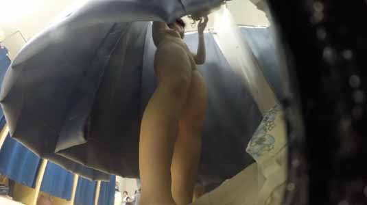 カメラはおっぱいを見上げて、着替え中の女子はブラを準備中です