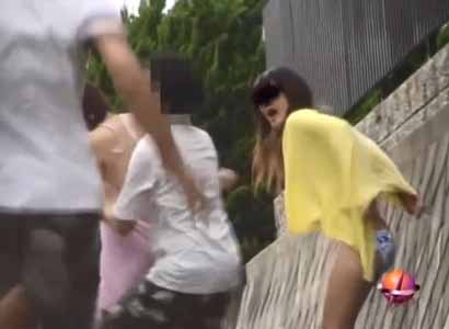オトコ2人の襲撃でバスタオルを剥がれる女子とビックリしている女子