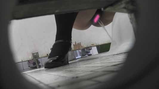 和式トイレで女子のオシッコ姿を盗撮してます