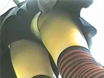 短パンのスキマから白パンツが見えます