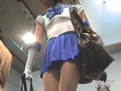セーラー服みたいな衣装の女子をまずは前から顔撮り
