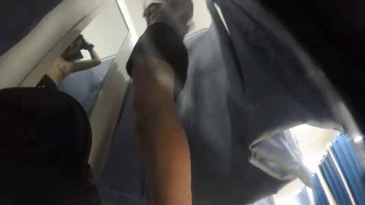 短パン女子がシャツを脱いで鏡におっぱいが映ってます