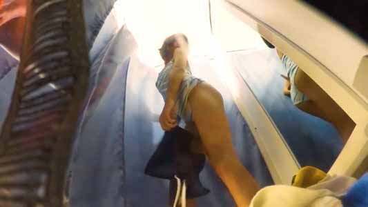 水着のお尻を鏡に映してチェックしてます