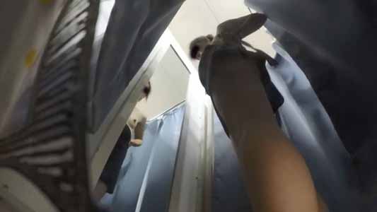 ブラを着けますが鏡におっぱいが映ってます