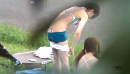 野外で着替えるのかと思えば水着を中に着てました