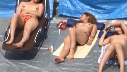 3人でトップレスなひとときを楽しんでます