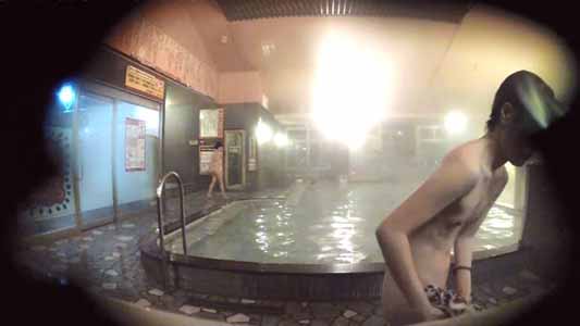 おっぱいが超小さい女子がカラダを拭いてます