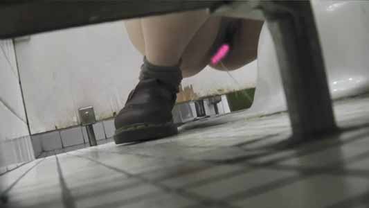 女子トイレ、隣の個室でオシッコを始めた女子を盗撮