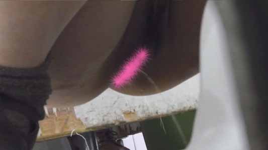 オシッコが出ているマンコにズーム