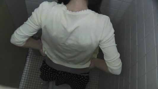 パンツを穿いているところを仕切りの上から盗撮してます