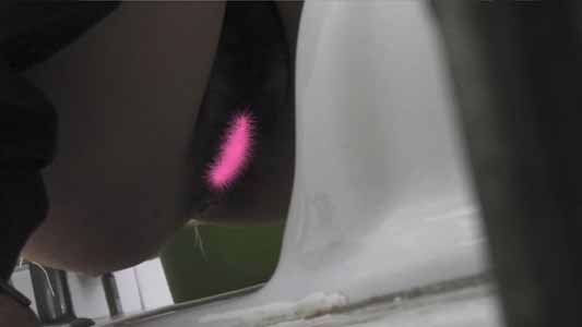 和式便器にまたがっている女子のマンコにズーム