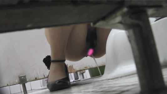 和式トイレでオシッコをする女子のマンコを隙間から盗撮してます