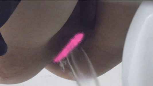 閉じきったワレメから無理矢理出てくるオシッコ