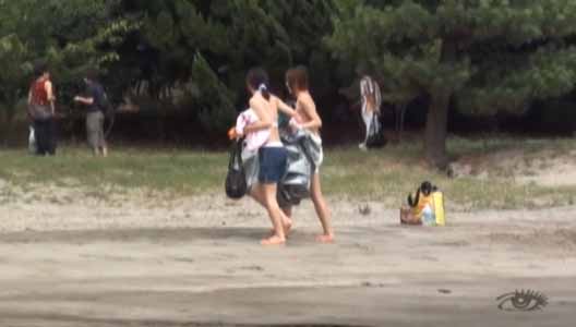 砂浜を二人仲良く帰っていきます