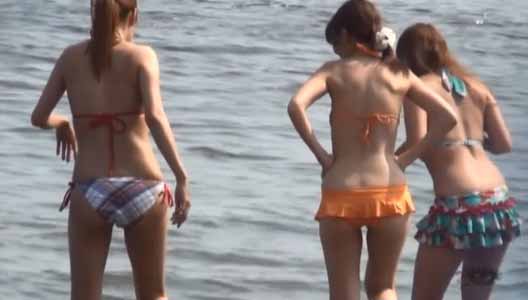 海で戯れる水着ギャル3人