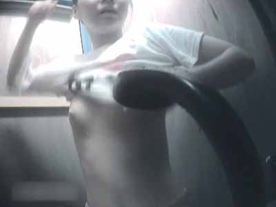 シャワー後にブラを忘れてTシャツを着てしまう女子