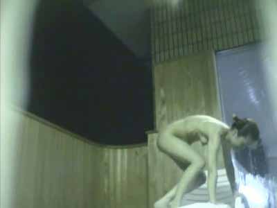 風呂場のイスに座ろうとしている女子