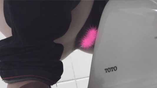 和式トイレでオシッコをしている女子のマンコ4