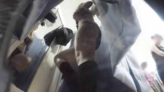 服を脱いで下着姿のギャルママ